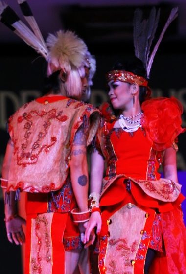 Tarian yang ditarikan oleh dua orang penari yang umumnya putra dan putri disebut tari